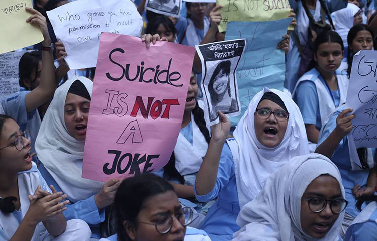 ‘সুইসাইড ইজ নট এ জোক’-লেখা প্রতিবাদের প্লাকার্ড নিয়ে ছাত্রীরা স্লোগান দিচ্ছে। ছবি : মাহবুব আলম