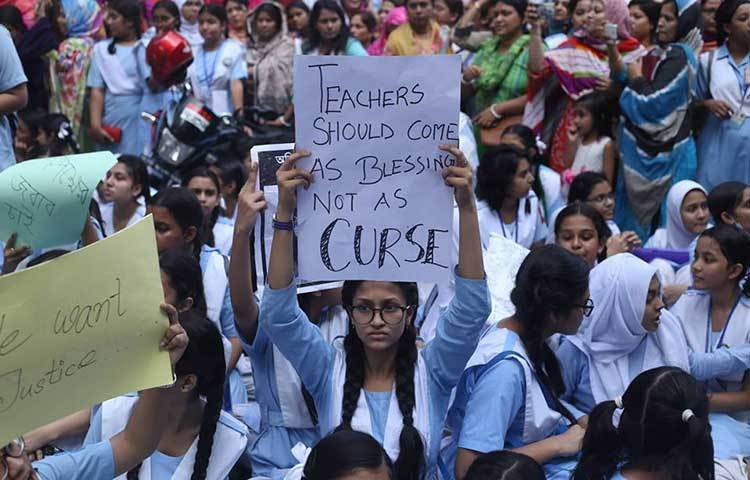 প্রতিবাদে ও শোকে ভিকারুননিসার সামনে একাট্টা শিক্ষার্থীরী। ছবি : মাহবুব আলম