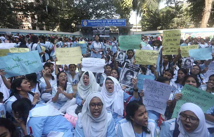 বিভিন্ন রকমের স্লোগান লেখা প্লাকার্ড নিয়ে প্রতিবাদ জানাচ্ছে শিক্ষার্থীরা। ছবি : মাহবুব আলম