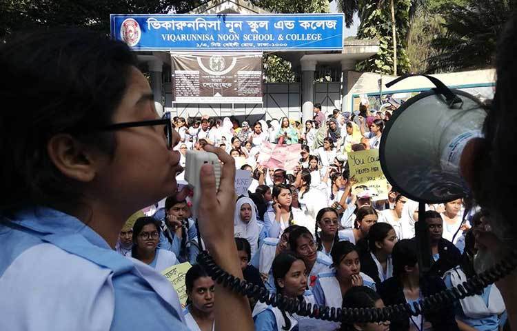 সহপাঠী হারানো প্রতিবাদ জানাচ্ছে এক শিক্ষার্থী। ছবি : মাহবুব আলম