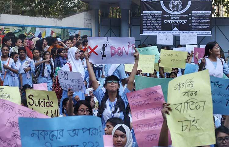 ভিকারুননিসার নবম শ্রেণির শিক্ষার্থী তানজিদা আক্তার বলে, আমাদের সহপাঠীকে সাময়িকভাবে বহিষ্কার করা হয়নি, তাকে স্কুল থেকে বরখাস্ত করা হয়েছিল। ছবি : মাহবুব আলম