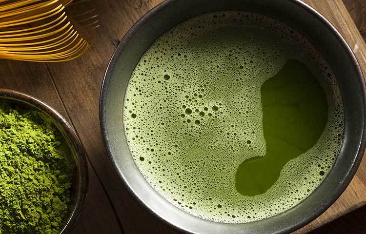 শীতে ত্বক আর্দ্র রাখতে গ্রিন টি খুবই উপকারী। এরমধ্যে প্রচুর অ্যান্টি অক্সিডেন্ট যা ত্বককে রুক্ষ হওয়া থেকে রক্ষা করে। পরিপাকতন্ত্রকে সতেজও করে সবুজ চা।