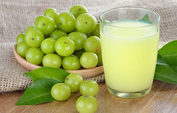 আমলকি : এতে প্রচুর পরিমাণে ভিটামিন সি রয়েছে। আমলকি এমনি খেতেই বেশ ভালো লাগে। অনেকে জুস করেও খায়। তবে, শীতকালে জুস না খাওয়াই ভালো।