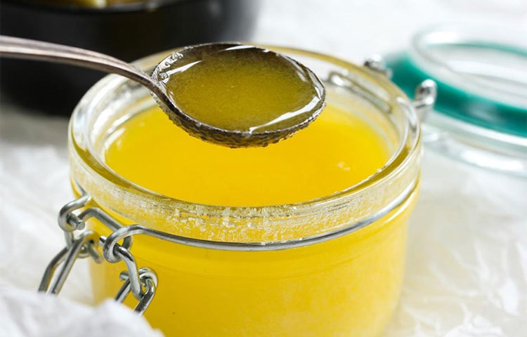 ঘি : শুধু গরম ভাতেই নয়, শীতের নানা খাবার তৈরি করতেও ঘি ব্যবহার করা হয়। ঘি খেলে ‘ইনস্ট্যান্ট’ হিট ও এনার্জি পাওয়া যায়।