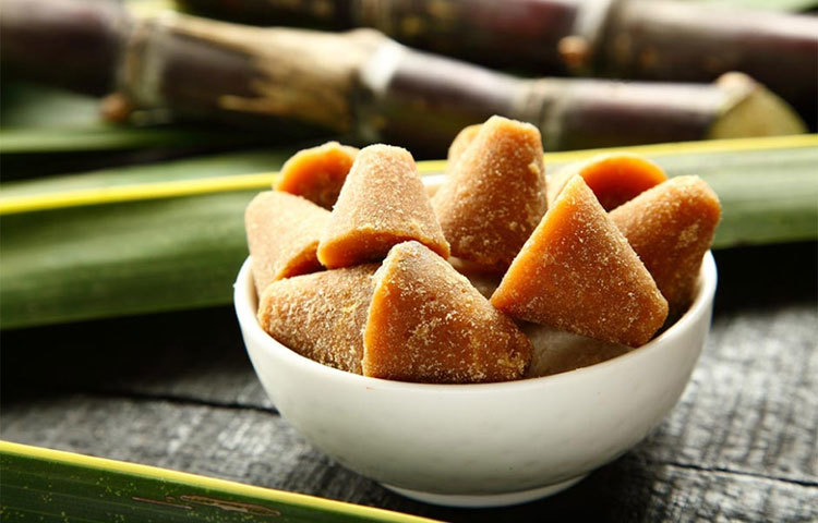 গুড় : আয়রন, জিঙ্ক ও সেলেনিয়মের মতো নানা মিনারেলের পাশাপাশি এতে রয়েছে অ্যান্টিঅক্সিডেন্ট। এতে শরীর গরম থাকে। কাশি হওয়া থেকে বাঁচায়।