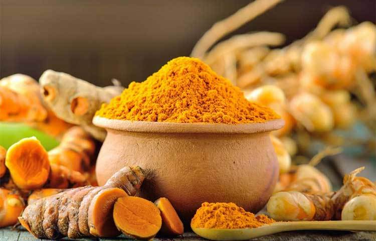 হলুদ : এতে রয়েছে অ্যান্টি-ব্যাকটেরিয়াল, অ্যান্টি-ভাইরাল ও অ্যান্টি-ফাঙ্গাল গুণ। এক গ্লাস গরম দুধের সঙ্গে এক চা-চামচ হলুদ গুঁড়ো মিশিয়ে রোজ তা খেলে, ফ্লু-সর্দি-জ্বরের হাত থেকে মুক্তি পাওয়া যায়।