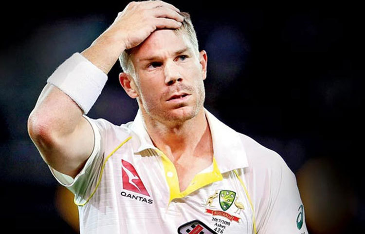 আম্পায়ারের কাছে বেশ কয়েকবার অভিযোগ করেন ওয়ার্নার। তাতে লাভ হয়নি। ৩৫ রানে ব্যাট করার সময় হঠাৎ করেই মাঠ ছেড়ে হন হন করে বেরিয়ে যান ওয়ার্নার। আম্পায়ারকে বলে যান, ‘আমি আর খেলব না। এই গেম থেকে নিজেকে সরাচ্ছি।’