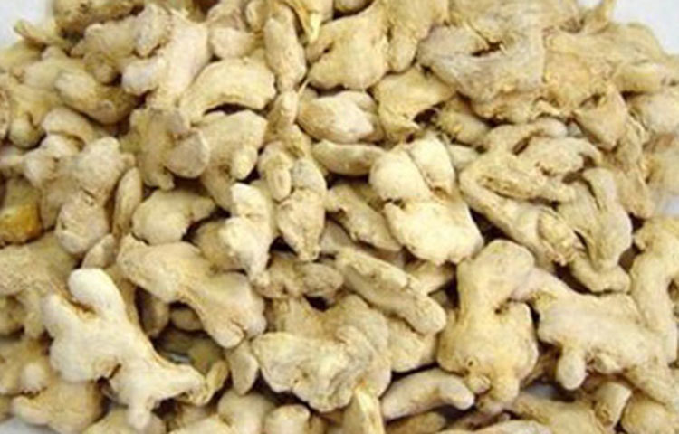 কাঁচা আদাকে ফালি ফালি করে কেটে তাকে এক সপ্তাহ রোদে শুকিয়ে ফেলুন। এবার তা এক কাপ পানিতে ভিজিয়ে খেলেই হল। অনেকে এই শুকনো আদাকে গুঁড়ো করে তা পানির সঙ্গে খেয়ে থাকেন। এতে ব্লাড সুগার নিয়ন্ত্রণে থাকে।