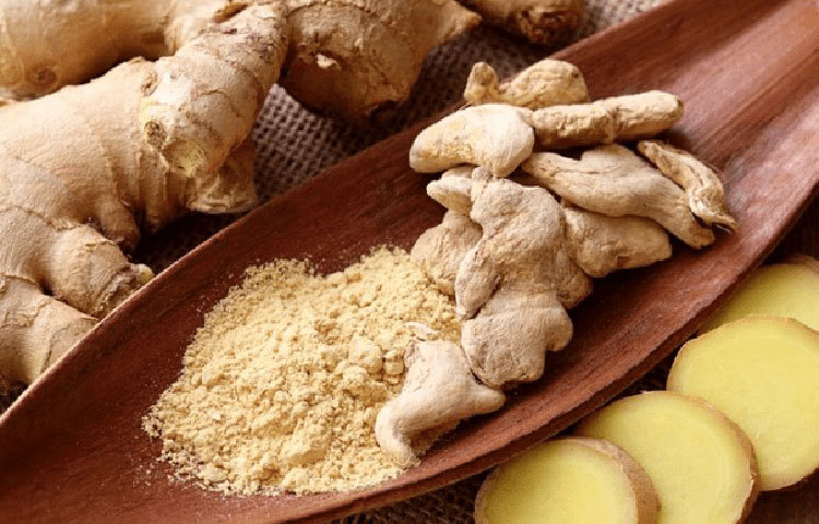 এক চামচ আদা গুঁড়োয় থাকে ১.৩ গ্রাম কার্বোহাইড্রেট। খুব তাড়াতাড়ি তা দেহে মিশে গিয়ে এটি রক্তে ব্লাড সুগার বাড়িয়ে দেয়।