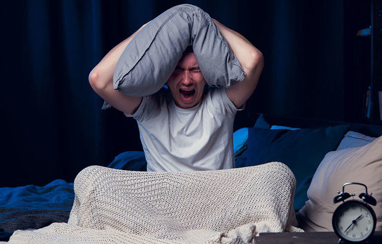 ক্লান্ত পরিশ্রমের পরেও রাতে একটানা ভালো ঘুম না হওয়া, বিছানায় এ পাশ-ও পাশ করেই রাতটুকু কাটিয়ে দেওয়া, ঘুমের ভাব থাকলেও ঘুম না আসা- এ সব সমস্যা আজকাল ঘরে ঘরে। জীবনযাপনের জটিলতা ও খাদ্যাভ্যাসের অনিয়ন্ত্রণই অনিদ্রার অসুখকে ডেকে আনে বলে মত চিকিৎসকদের।