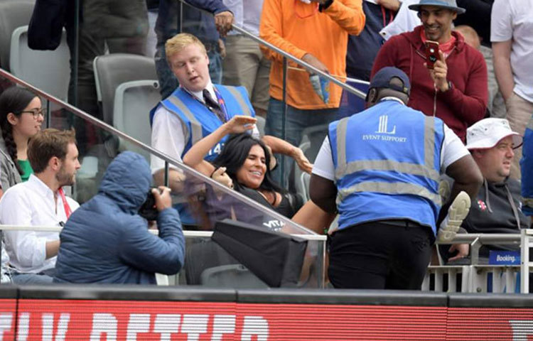 রবিবার লর্ডসে ইংল্যান্ড-নিউজিল্যান্ড ম্যাচে ধুন্ধুমার কাণ্ড। খেলা চলাকালীন মাঠে লাফ দিলেন অর্ধনগ্ন এক নারী।