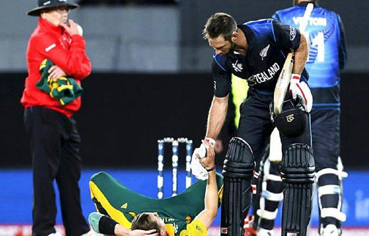 গতবারের বিশ্বকাপেও সেমিফাইনালে বিঘ্ন ঘটায় বৃষ্টি। দক্ষিণ আফ্রিকার প্রথমে ব্যাট করে তোলা ৪৩ ওভারে ২৮১/৫, ডার্কওয়াথ-লুইস নিয়মে নিউজিল্যান্ডের জন্য হয়ে দাঁড়ায় ৪৩ ওভারে ২৯৮।