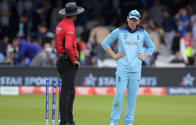 খারাপ আম্পায়ারিং এবারের বিশ্বকাপে বার বার আলোচিত হয়েছে। ফাইনালেও তা পিছু ছাড়ল না।