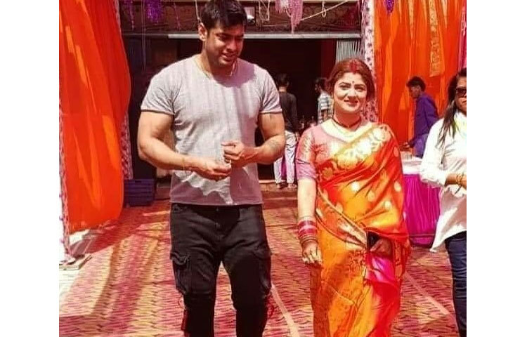 বিয়ের পর হলুদ শাড়িতে মোহময়ী শ্রাবন্তী, সঙ্গে হাবি রোশন সিং।