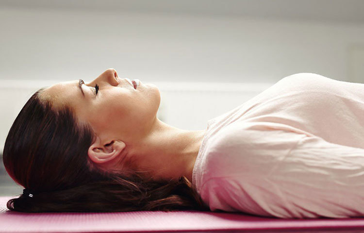 মানসিক চাপ কমাতে আর এক উৎকৃষ্ট আসন শবাসন। ফলে ঘুম ডেকে আনতে বেশ কার্যকর। সব আসনের শেষে এই আসন সেরে উঠুন। তবে এই আসন যতটা সহজ, ততটাই নিয়মে ভরা। দেখে নিন শবাসন করার মূল নিয়মগুলো।