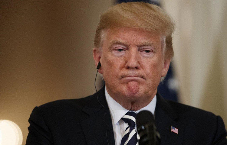 এ সবের মাঝেই রিসোর্টটি নিয়ে শুরু হয় বিতর্ক। ১৯৯০ থেকে ২০১৬ সালে বার বার আর্থিক কেলেঙ্কারির অভিযোগ ওঠে এই রিসর্টে। ফলে মাঝে মাঝেই রিসোর্টে ধর্মঘট করতেন কর্মীরা। চলত কর্মবিরতি।