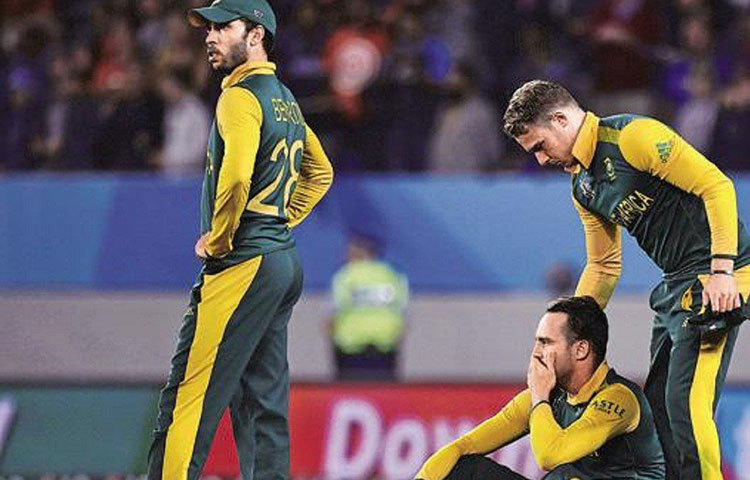 শুরুতেই ঝড় তোলেন ম্যাকালাম (২৬ বলে ৫৯ রান)। মাঝে ‌দ্রুত উইকেট হারিয়ে বিপদে পড়লেও সামলে নেন এলিয়ট ও অ্যান্ডারসন। তাদের ইনিংস কিউয়িদের নিয়ে যায় ফাইনালে। সেখানে তাদের হার মানতে হয় অস্ট্রেলিয়ার সামনে। আজ কী হবে কিউয়িদের? অপেক্ষা আর কিছুক্ষণের।