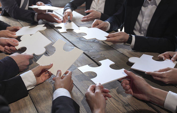 তা ছাড়া অফিসের নানা সমস্যা নিয়ে সহকর্মীদের সঙ্গে কথা বলা আসলে কোনো সমাধানের পথে পৌঁছতে দেয় না। কারণ, অফিসের নিয়মে তারাও বাঁধা। একই রকম চাপ তাদের উপরেও রয়েছে। ফলে বিষোদ্গারই সার। আর এতে হতাশা আরও চেপে বসে। তা হলে চাপ কমানোর উপায়?