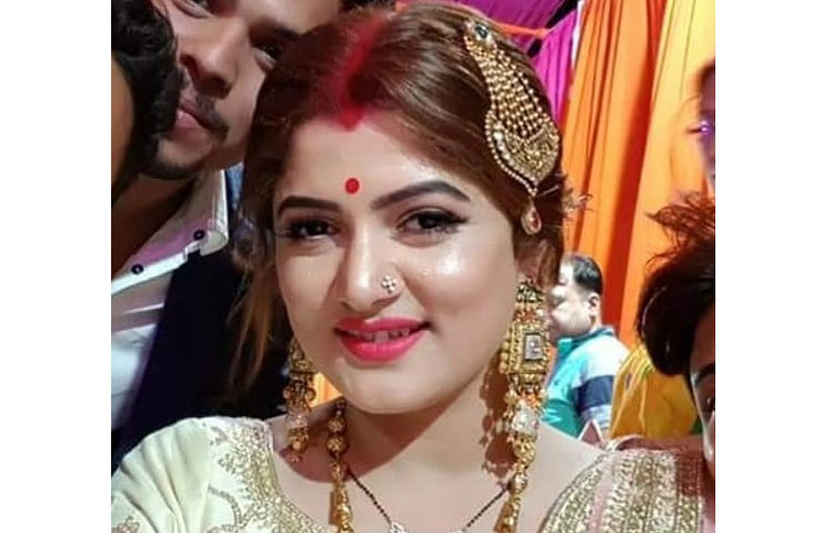 রিসেপশনের সাজে শ্রাবন্তী।