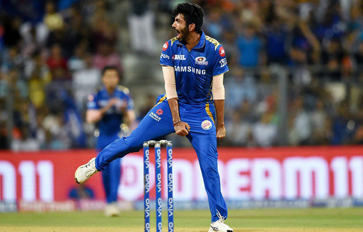 চার ওভারে মাত্র ১৪ রান দিয়ে দু’উইকেট তুলে নিয়েছেন যশপ্রীত বুমরা। গতি পরিবর্তন করেও ব্যাটসম্যানদের ছন্দ পেতে দেননি তিনি। বুমরা শর্ট অব লেংথে শরীর তাক করে বল করে গিয়েছেন।