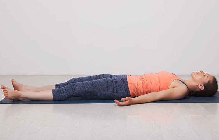 শবাসন করতে করতে প্রথমেই লম্বা শ্বাস নিন। এরপর ধীরে ধীরে সে শ্বাস ছাড়ুন। মেরুদণ্ড একেবারে সোজা রাখুন এই আসনে। হাত দুটিকেও রাখতে হবে শরীরের সমান্তরালে। এই সময় মনে এই সময় কোনো ভাবনা আনবেন না। প্রয়োজনে গান শুনুন। এভাবে থাকুন মিনিট পাঁচেক। এ সব আসনেই রাতে শান্তির ঘুম নেমে আসবে চোখে।