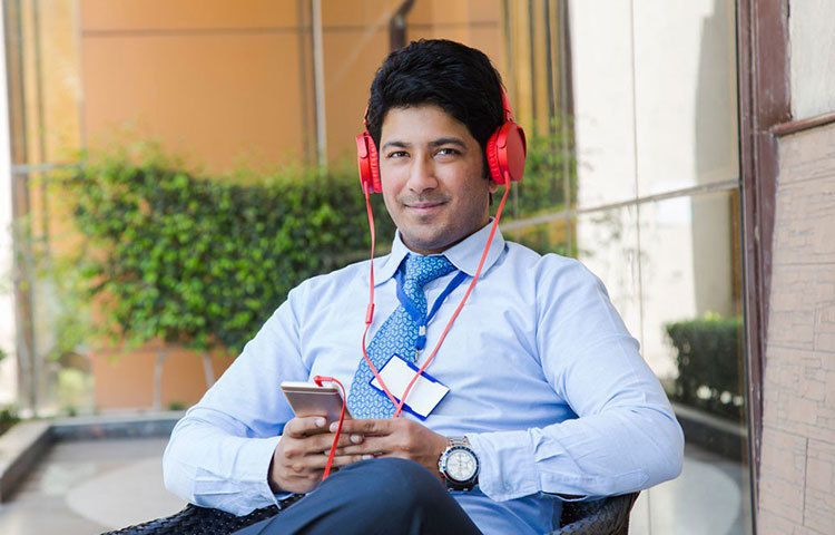 উলরিকা লিয়নসের মতে, কাজের চাপ বাড়লে একটু উঠে পায়চারি করে আসুন, চোখে-মুখে জল দিন। দরকারে কিছুক্ষণ হেডফোনে গান শুনুন। প্রয়োজনে আধ ঘণ্টার ব্রেক নিয়ে হেঁটে আসুন। এতে কাজের মান বাড়বে, সময় নষ্টও হবে না।