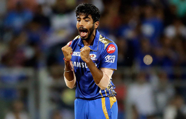 ১৯ নম্বর ওভারে রোহিত শর্মা বল তুলে দেন বুমরার হাতে। ওই ওভারে পাঁচ রান দিয়ে এক উইকেট তুলে নেয় ভারতীয় পেসার। ১৯তম ওভারটাই ম্যাচ ঘুরিয়ে দেয়।