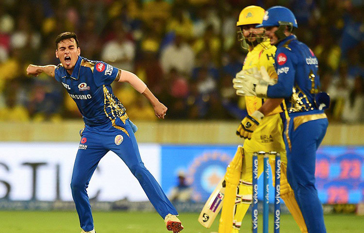 রাহুল চহারের বয়স মাত্র ১৯। কিন্তু নজর কাড়লেন তিনি। গুগলি, ফ্লিপার-সহ অনেক বৈচিত্র। সঙ্গে লাইন ও লেংথও ভালো। চার ওভারে ১৪ রান দিয়ে রাহুলের এক উইকেটের স্পেলটাও মুম্বাইয়ের জয়ের অন্যতম একটা কারণ।