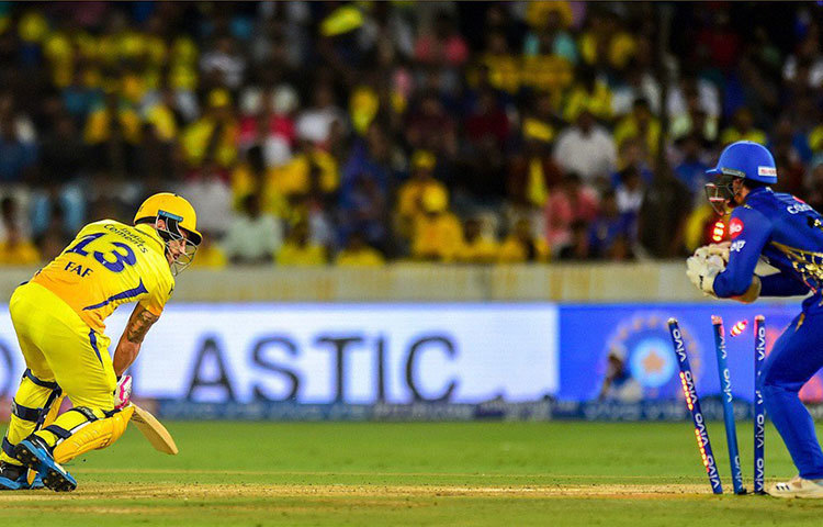 মুম্বাইয়ের ১৪৯ রান তাড়া করতে নেমে ডুপ্লেসি বেশিক্ষণ টিকে থাকতে পারলেন না। ফিরে যেতে হল দুয়ের ঘরেই।