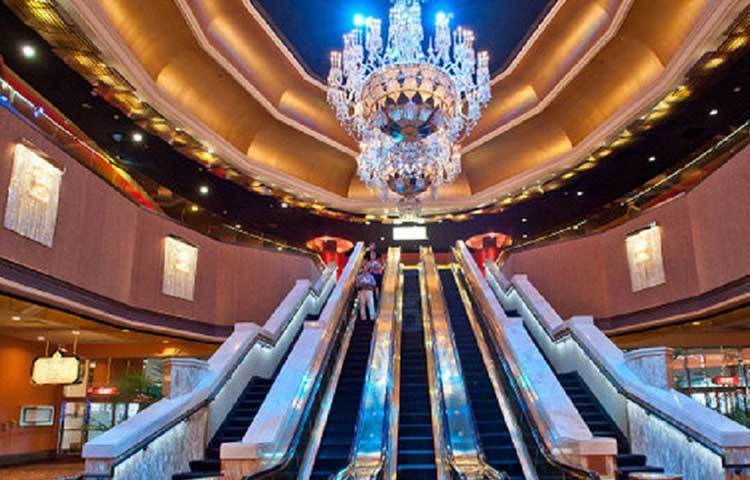 ১৯৮৩ সালে আমেরিকার নিউ জার্সির আটলান্টিক সিটিতে প্রাসাদোপম এই হোটেলটি তৈরির পরিকল্পনা করেন জেমস ক্রসবি। আগে থেকেই তিনি বেশ কয়েকটি পাঁচতারা হোটেলের মালিক ছিলেন। সেই সময় ‘তাজমহল’ বানানোর জন্য বাজেট ধরা হয় প্রায় ২৫ কোটি ডলার। ভারতীয় মুদ্রায় প্রায় ১ হাজার ৭৪০ কোটি টাকা।