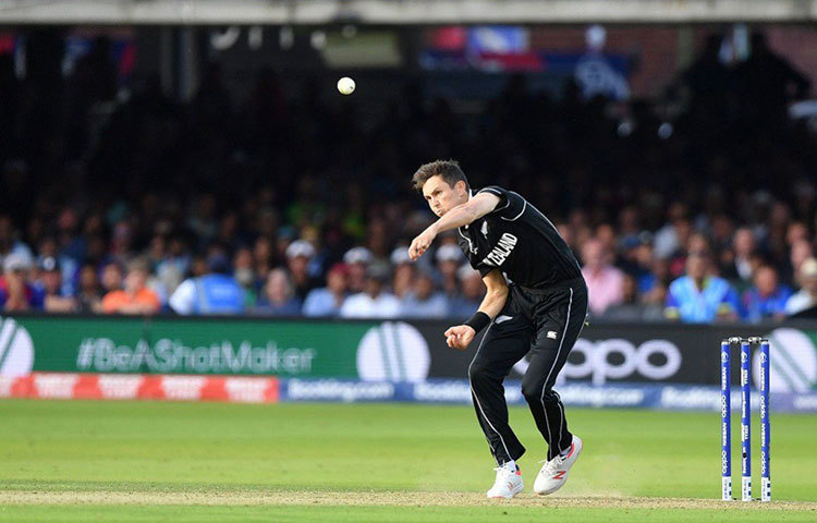 শেষ ওভারে বল করতে আসেন ট্রেন্ট বোল্ট। প্রথম দুই বলে রান দেননি। চাপ তৈরি করেন ইংল্যান্ড শিবিরে। প্রথমে ইয়র্কার তারপর অফস্টাম্পের বাইরে বল রেখে খেলতে দেননি স্টোকসকে।