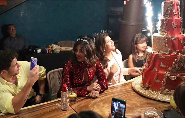 সেই উপলক্ষে মিয়ামিতে সারপ্রাইজ পার্টির আয়োজন করেছিলেন স্বামী নিক জোনাস।