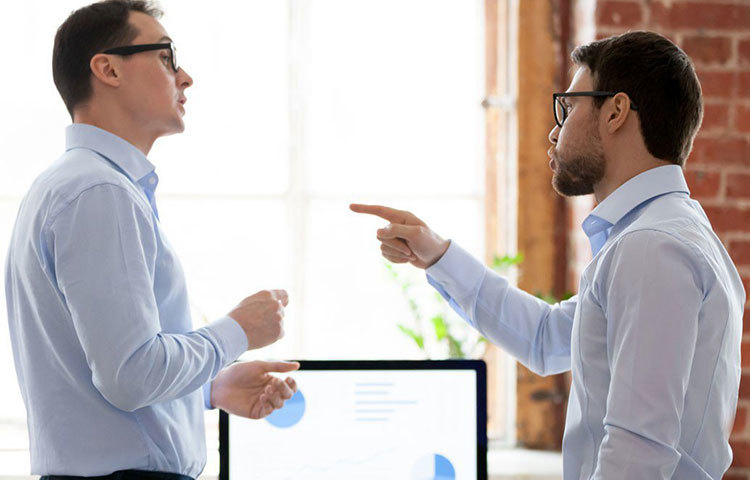 কিন্তু এই চাপ কমানোর পদ্ধতিতেই নাকি থেকে যাচ্ছে গলদ। আধুনিক গবেষণা অন্তত তা-ই বলছে। অফিসে কোনো কারণে সমস্যা বা মনোমালিন্য হলে অন্য কোনো সহকর্মীর সঙ্গে তা ভাগ করে নিলে মনে হয় কষ্ট লাঘব হল! মনে করেন এই সহকর্মী আপনাকে অনেকটা আরাম দেয়? সে ধারণা নাকি একেবারেই ভুল!