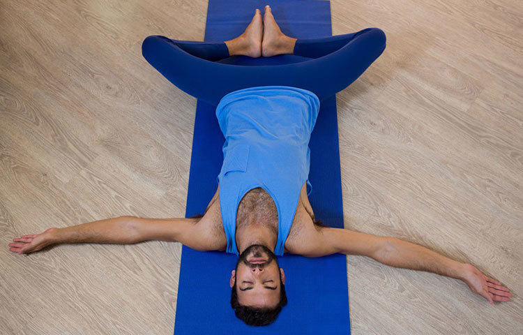 এই যোগাসনের নাম বাউন্ড অ্যাঙ্গেল বা সুপ্ত বদ্ধকোণাসন। এ আসন সাধারণত গর্ভবতী মহিলাদের পেলভিক অঞ্চলকে বিস্তৃৃত হতে সাহায্য করে ঠিকই, কিন্তু এই আসন যে কোনো মানুষেরই মানসিক চাপ, হতাশা কাটাতেও খুব কার্যকর। তাই অনিদ্রা দূর করতে এর জুড়ি মেলা ভার।