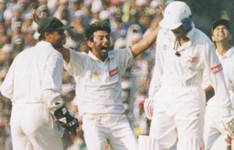 সাকলাইন মুস্তাক (১৯৯৯): লন্ডনে ১৯৯৯ সালে বিশ্বকাপের দ্বিতীয় হ্যাটট্রিকটি করেন সাকলাইন মুস্তাক। পাকিস্তানের এই অফস্পিনার জিম্বাবুয়ের বিরুদ্ধে ৪০তম ওভারের প্রথম তিন বলেই তুলে নেন হেনরি ওলোঙ্গা, অ্যাডাম হাকল এবং পমি মাঙ্গোয়াকে।