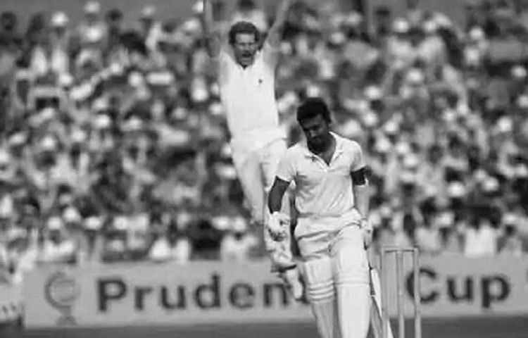 যশপাল শর্মা, সন্দিপ পটেলদের ব্যাটও ইংরেজদের তেজ কমিয়ে ভারতকে প্রথমবারের জন্য তুলে দেয় বিশ্বকাপ ফাইনালে। সেখানে ক্যারিবিয়ানদের হারিয়ে বিশ্বকাপ হাতে তোলেন কপিলদেব নিখাঞ্জ।