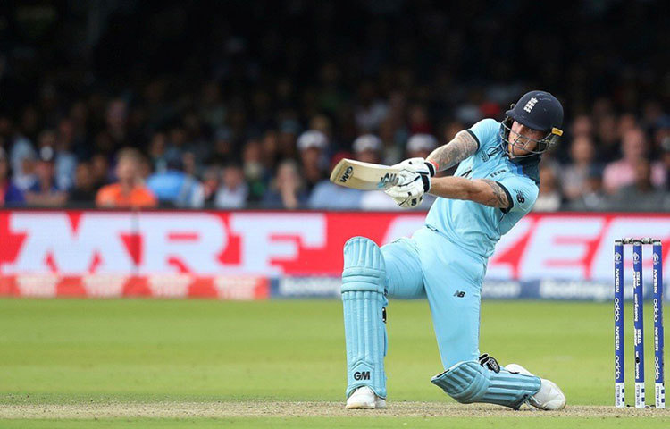 কিন্তু তৃতীয় বল মাঠের বাইরে পাঠিয়ে দেন নিউজিল্যান্ডজাত ইংল্যান্ড প্লেয়ার বেন স্টোকস। ডিপ মিড উইকেটের ওপর দিয়ে বল চলে যায় বাউন্ডারির বাইরে। এর পরের বলেই ঘটে সেই বিতর্কিত ঘটনা।