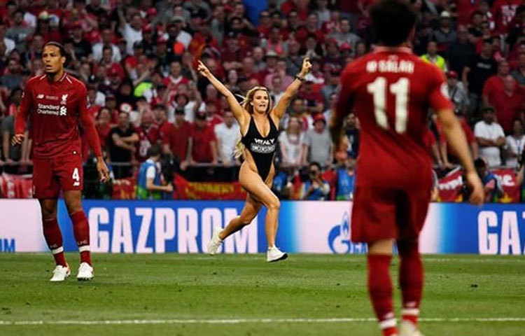 এরকম কাজ তার পরিবারে এই প্রথম নয়। জুন মাসেই টঊঋঅ ঈযধসঢ়রড়হং খবধমঁব-এর ফাইনাল ম্যাচে ঢুকে পড়েছিলেন এক রুশ মডেল। সেই মডেল তার ইউটিউবার বয়ফ্রেন্ড ভিটালি-এর পর্নোগ্রাফি ওয়েবসাইটের প্রচার করতে এমন করেছিলেন। পরনে ছিল ওয়েবসাইটের নাম লেখা সুইমস্যুট।