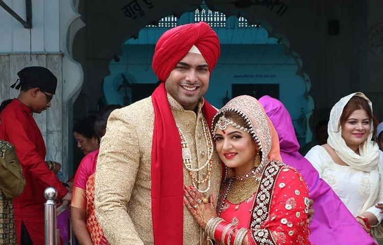 রোশনের সঙ্গে নববধূ শ্রাবন্তী।