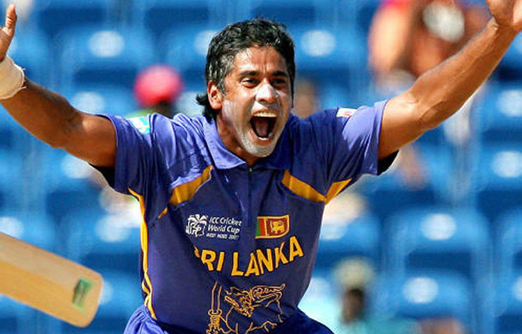 চামিন্ডা ভাস (২০০৩): বাংলাদেশের বিরুদ্ধে সেই ম্যাচের একেবারে প্রথম তিন বলেই তিন উইকেট নেন শ্রীলঙ্কার এই বাঁহাতি পেসার। তুলে নেন হান্নান সরকার, মহম্মদ আশরাফুল এবং এনামুল হকের উইকেট। ভাসের বিক্রমে ১০ উইকেটে ম্যাচ জেতে শ্রীলঙ্কা। ২৫ রানে ৬ উইকেট নিয়ে ম্যান অব দ্য ম্যাচও হন তিনি।