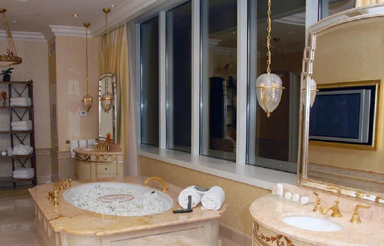 ওই রিসোর্ট যখন বানানো শেষ হয়, তখন দেখা গেল খরচ হয়েছে প্রায় ৫৫ কোটি ডলার অর্থাৎ ভারতীয় মুদ্রায় প্রায় ৩ হাজার ৮২৬ কোটি টাকা।