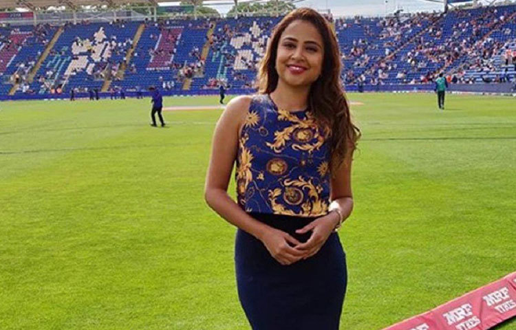 কাজের পাশাপাশি পড়াশোনাতেও তার আগ্রহ ছিল প্রচুর। ছোট থেকেই ভালো রেজাল্ট করা মেয়েটি পুণে বিশ্ববিদ্যালয় থেকে প্রথম হয়েই ইঞ্জিনিয়ারিং পাশ করেন।