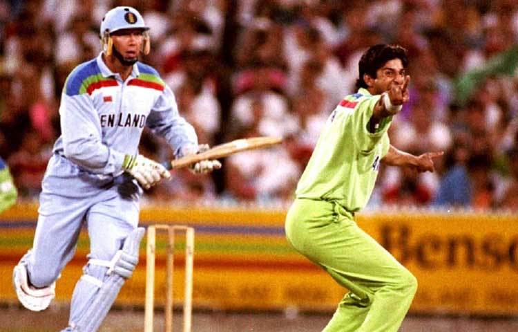 অকল্যান্ডের মাঠে আবার অঘটন। ১৯৯২ সালের বিশ্বকাপে অবসর ভেঙে ফিরে আসা ইমরান খানের পাকিস্তানের মুখোমুখি হয় ক্রিস কেয়ার্নসের নিউজিল্যান্ড। সেবারের শক্তিশালী নিউজিল্যান্ডের হেরে যাওয়াই ছিল বিশ্বকাপের সব চেয়ে বড় অঘটন। সেমিফাইনালে ইনজামামের (৩৭ বলে ৬০) বিধ্বংসী ব্যাটিং জয় এনে দেয় পাকিস্তানকে।