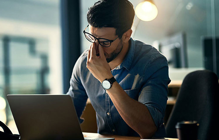 আজ্ঞে হ্যাঁ, ঠিকই পড়ছেন। বিষয়টি নিয়ে সম্প্রতি গবেষণা চালিয়েছেন মনোবিদ উলরিকা লিয়নস। তার মতে, সারা দিনের কাজের চাপ, ব্যস্ততা ও ব্যর্থতার হিসেবকে আরও বেশি করে সমস্যায় ফেলে সহকর্মী-সঙ্গ। কেমন করে?