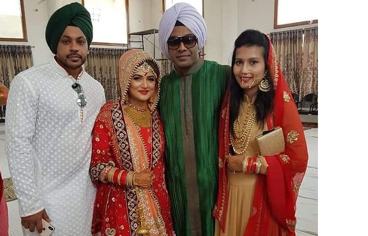 বিয়ের পর রোশনের পরিবারের সঙ্গে শ্রাবন্তী।