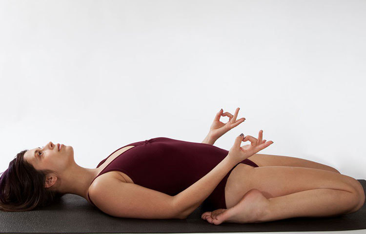 এর সঙ্গে যোগ করুন রিসাইক্লিং হিরো বা সুপ্ত বীরাসন। কাঁধ, মেরুদণ্ড, তলপেটের পেশির নাড়াচাড়া হয় এই আসনে। ভাল থাকে পা, জঙ্ঘা ও পায়ের পাতা। মানসিক চাপ মুক্তিতেও এই আসন ভীষণ কার্যকর।