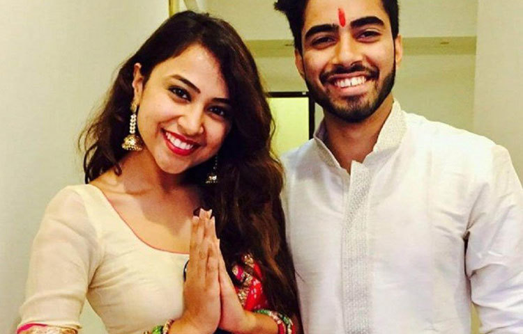 তার একমাত্র ভাই ঈশান পাঠক দিদির মতো এই পেশায় আসেননি। এক বহুজাতিক সংস্থায় মার্কেটিং প্রধান হিসেবে নিযুক্ত রয়েছেন তিনি।