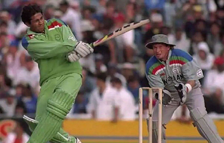 ২৬২ রানে শেষ হয়ে যায় কিউয়িরা। সেই রান তুলতে খেলা গড়ায় ৪৯ ওভারে। রামিজ রাজা, ইমরান, মিঁয়াদাদ ও ইনজামামের পর ঝড় তোলেন মইন খান। ১১ বলে ২০ করে পাকিস্তানকে কাঙ্ক্ষিত জয় এনে দেন তিনিই।