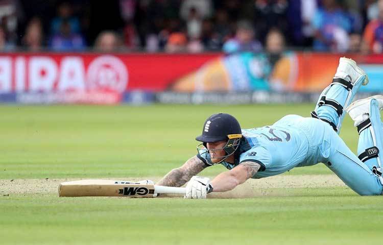 বল উইকেটে নয়, লাগে ডাইভ দেওয়া বেন স্টোকসের ব্যাটে। শুধু তাই নয় সেই বল চলে যায় বাউন্ডারির বাইরে। ধন্দে পড়েন আম্পায়াররা। কত রান হবে? পাঁচ নাকি ছয়? কিছু সময় পর ছয়ের সিদ্ধান্ত জানান কুমার ধর্মসেনা।