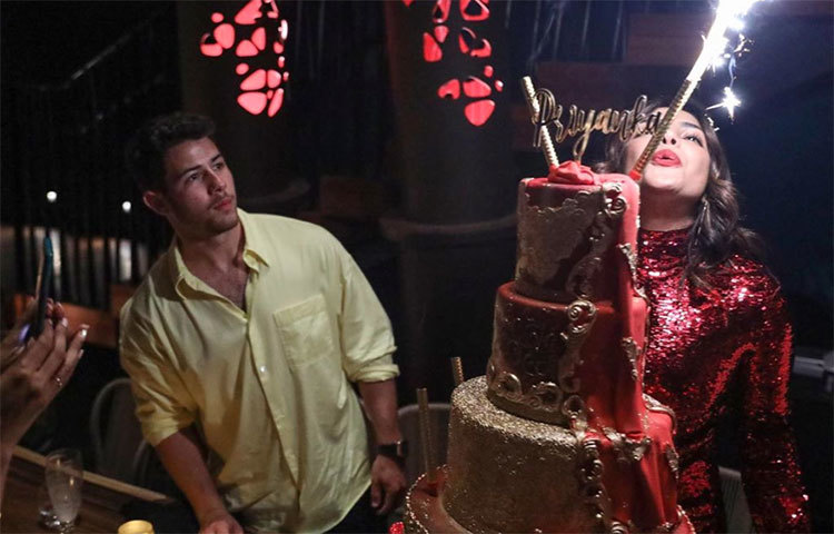 মাথায় পরেছিলেন ‘বার্থডে গার্ল’ লেখা টিয়ারা।